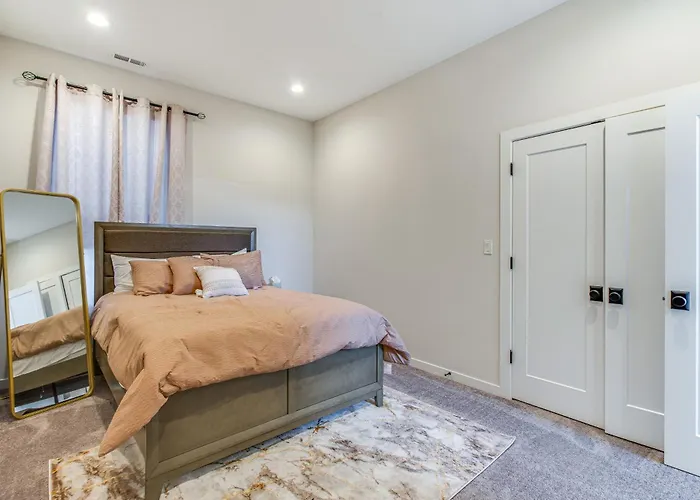 Luxe And Modern Chicago Condo - 7 Mi To Downtown!