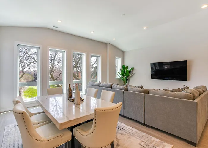 Luxe And Modern Chicago Condo - 7 Mi To Downtown!